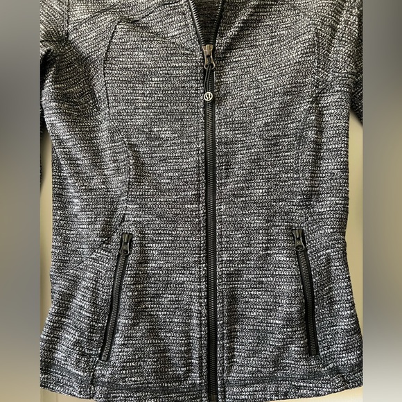 Lululemon Black & White Forme Jacket Size 4 CA 35801 RN 106259 Full Zip - Picture 6 of 6